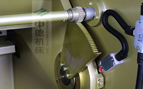 ZDS-840采用高精度刀片間隙調(diào)節(jié)齒輪，經(jīng)過(guò)淬火高硬度又耐磨，表面鍍鋅不生銹，長(zhǎng)年累月使用依然有很高的調(diào)節(jié)精度.jpg
