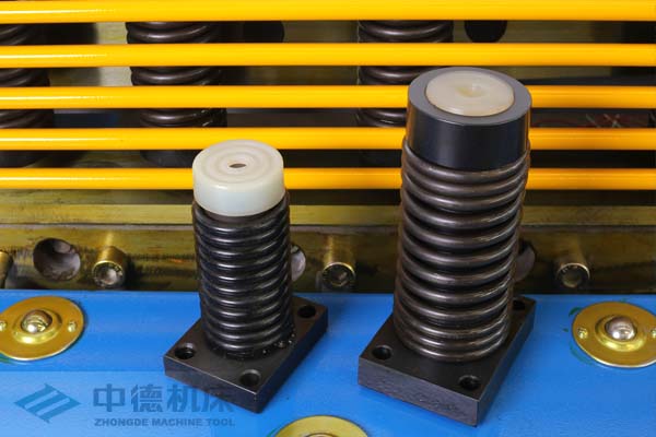 ZDS-2032采用高品質(zhì)壓料油缸，不滲油不會在板材表面留有油污.jpg